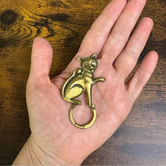 Vintage Gold Brass Cat Brooch On Circle Friendly Smiling Kitty Pin Whimsical - Picture 6 of 6